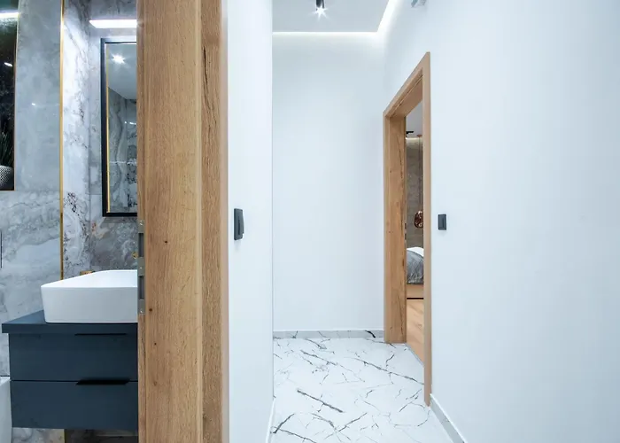 Modern - Super - Chic For 6 Apartment