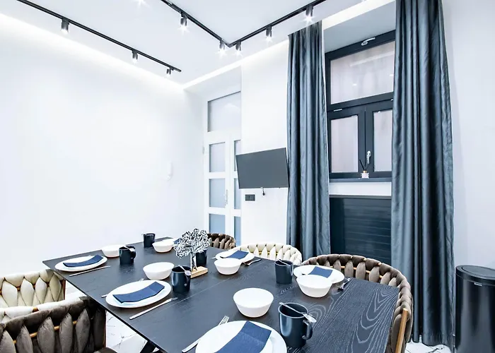 Modern - Super - Chic For 6 Apartment